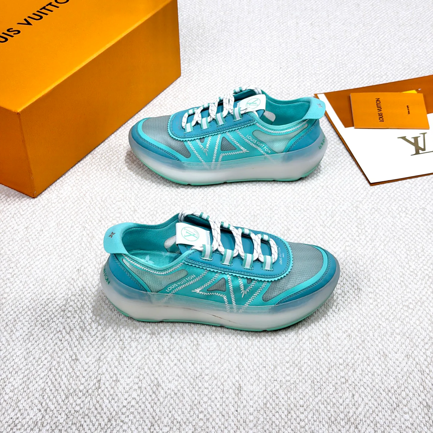 Women's Sneakers LOUIS VUITTON 18265145