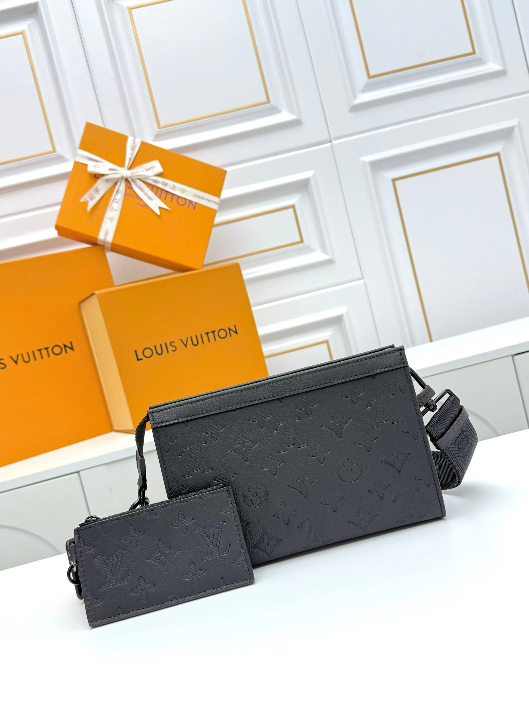 Women's Shoulder Bags LOUIS VUITTON 17802502