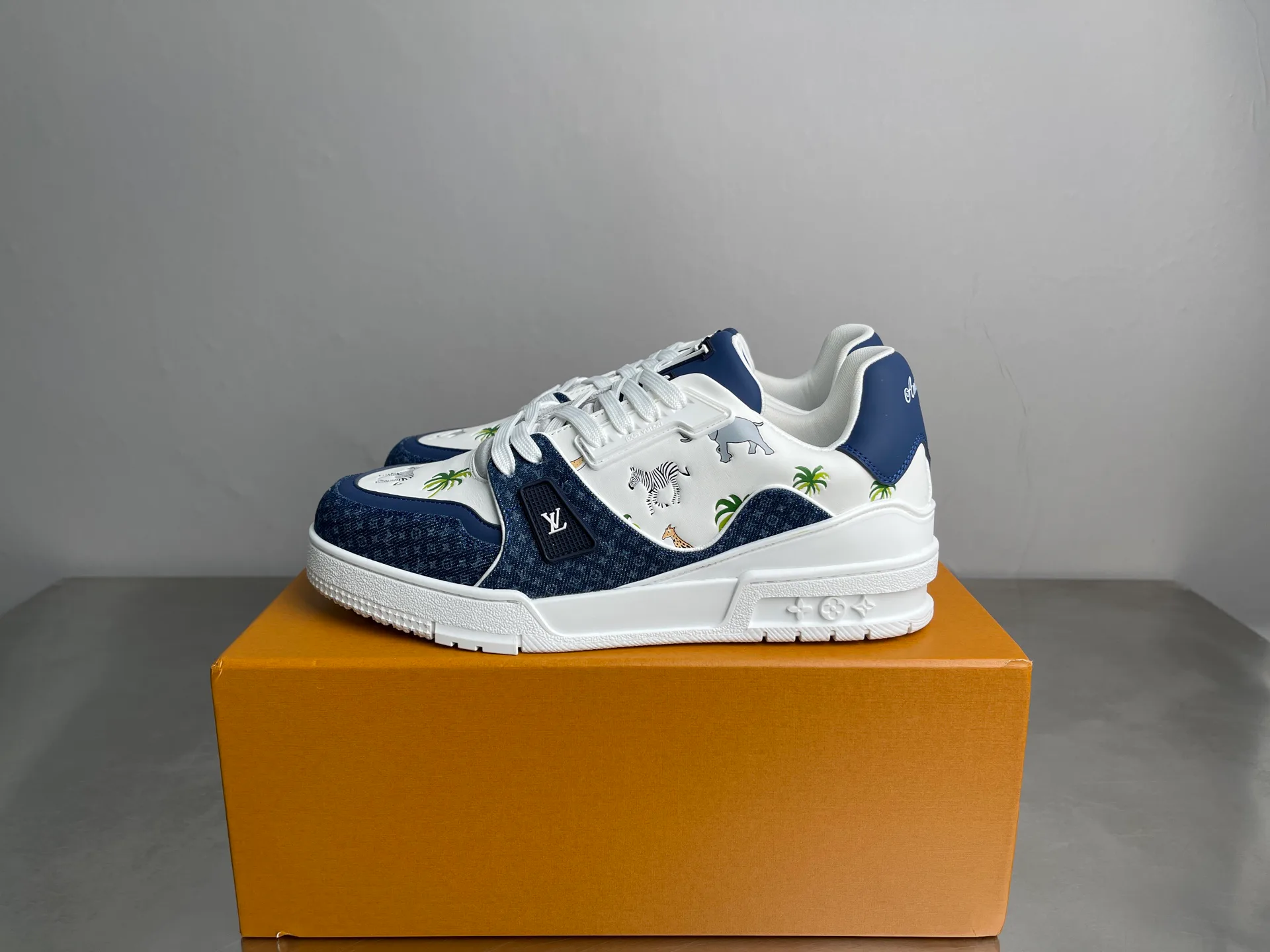 Men's Sneakers LOUIS VUITTON 18437396