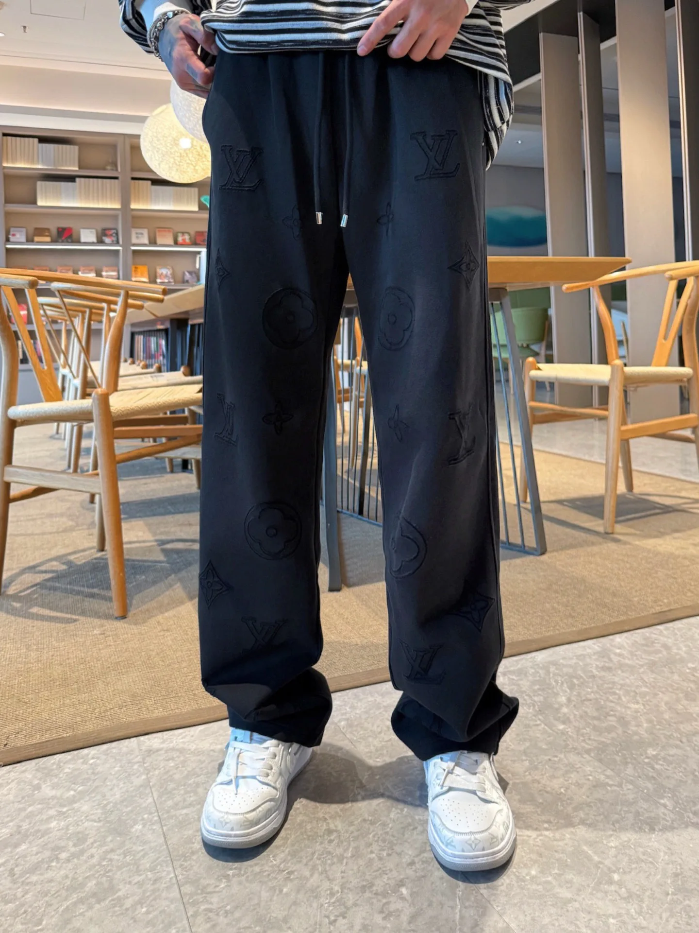 Men's Trousers LOUIS VUITTON 18345747