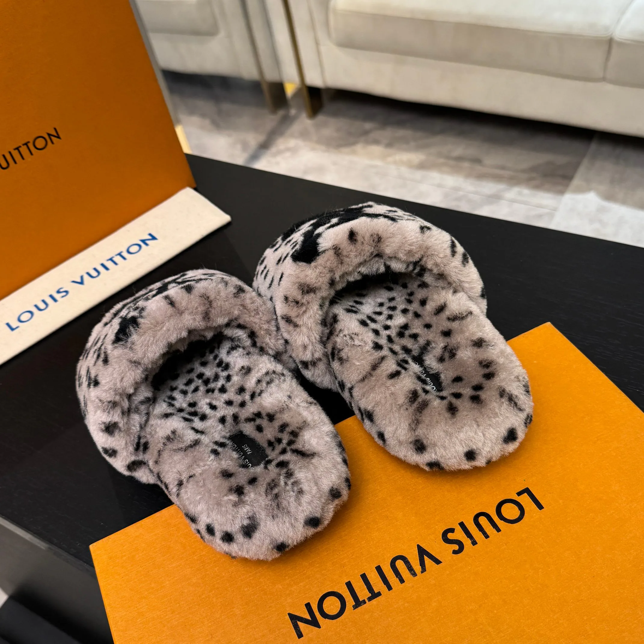 Women's Slippers LOUIS VUITTON 18062767