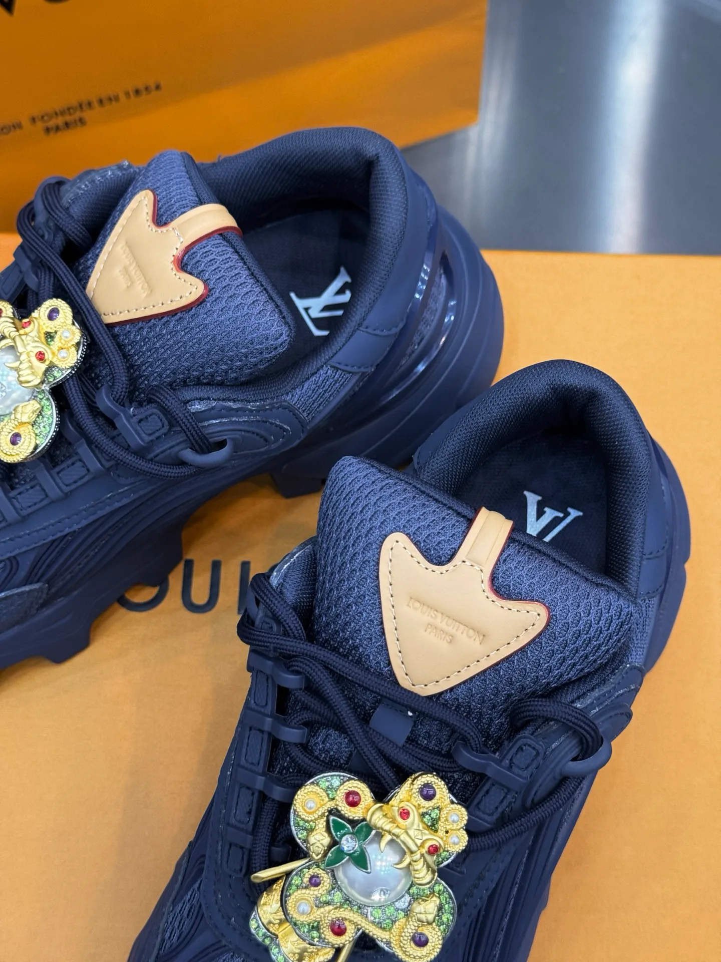 Women's Sneakers LOUIS VUITTON 18202600