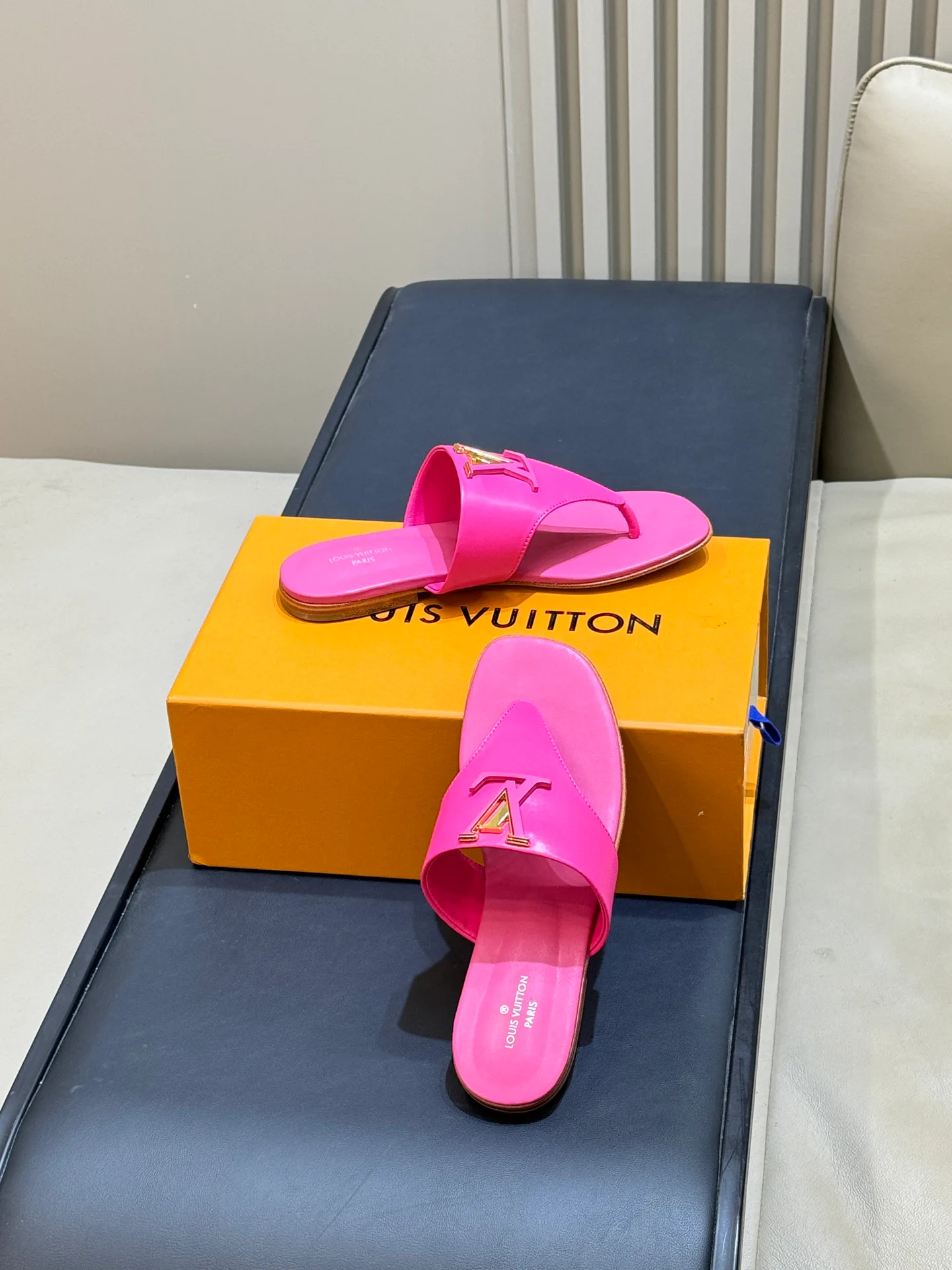 Women's Flip-Flops LOUIS VUITTON 18073244