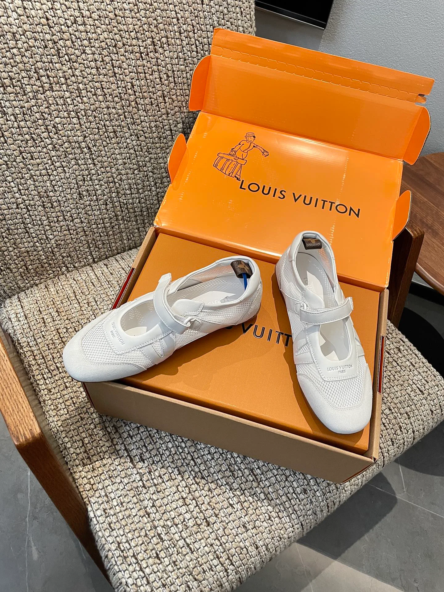 Women's Sneakers LOUIS VUITTON 18209169