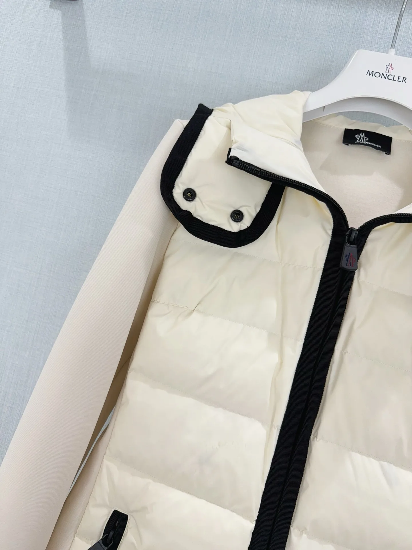 Women's Jackets And Down Jackets MONCLER 18474209