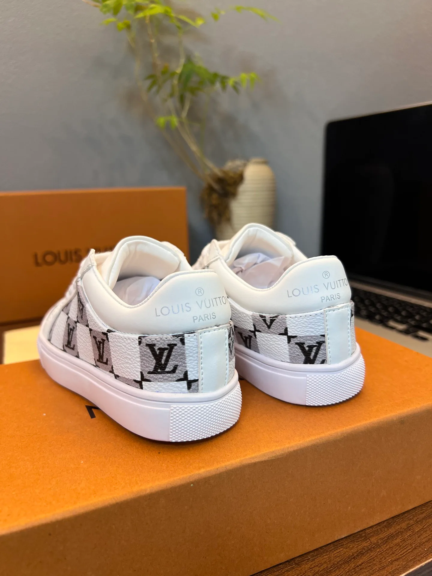 Women's Sneakers LOUIS VUITTON 18077545