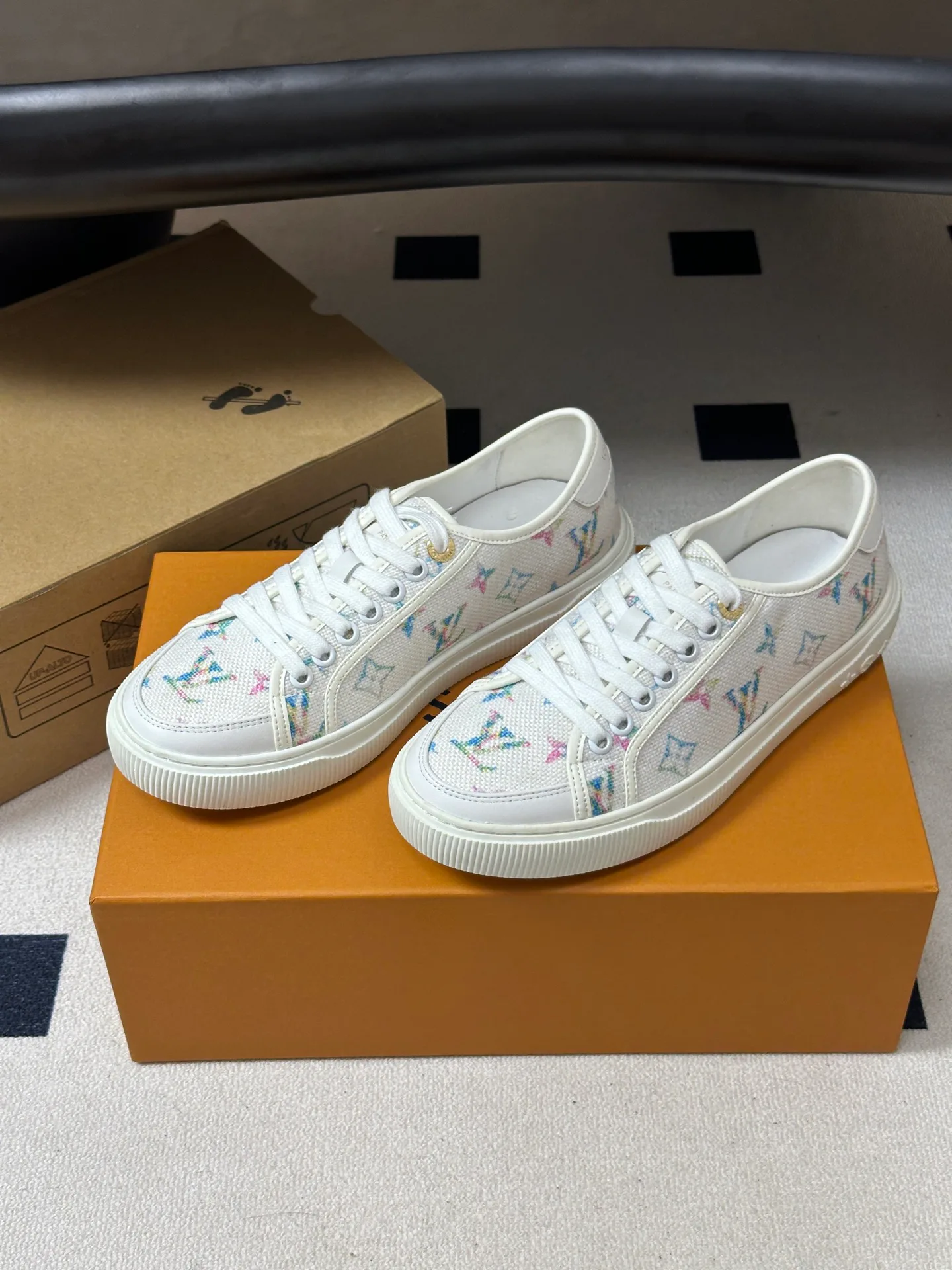 Women's Sneakers LOUIS VUITTON 18340950