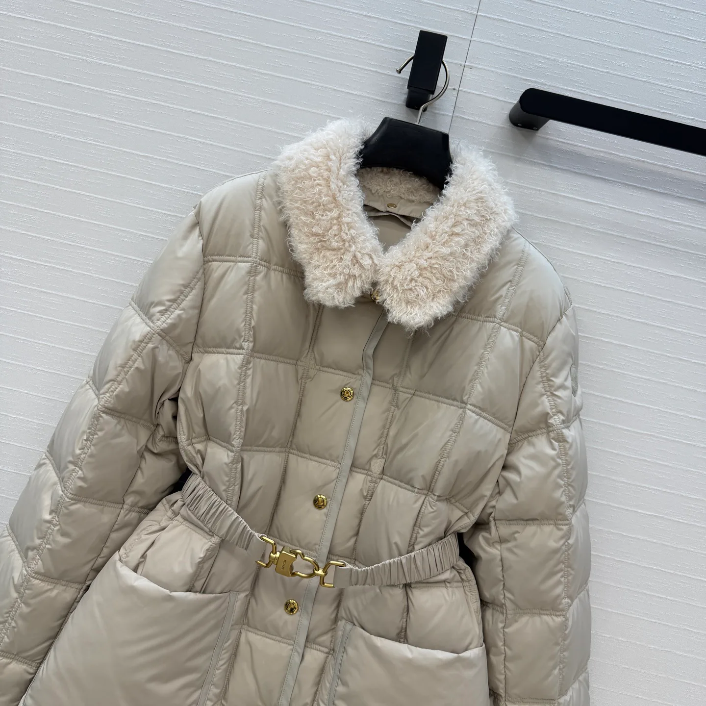 Women's Jackets And Down Jackets MONCLER 17944642