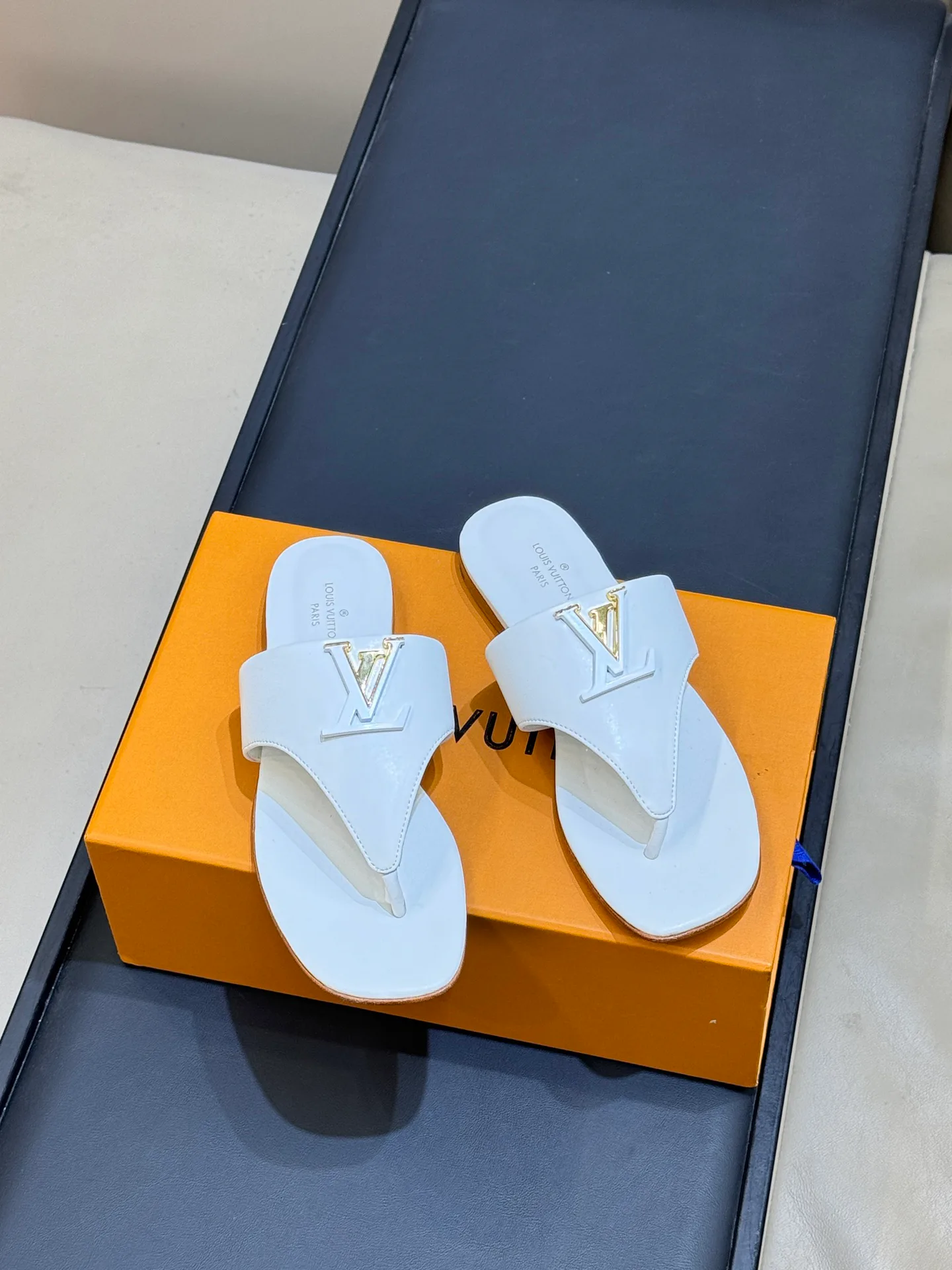Women's Flip-Flops LOUIS VUITTON 18073242