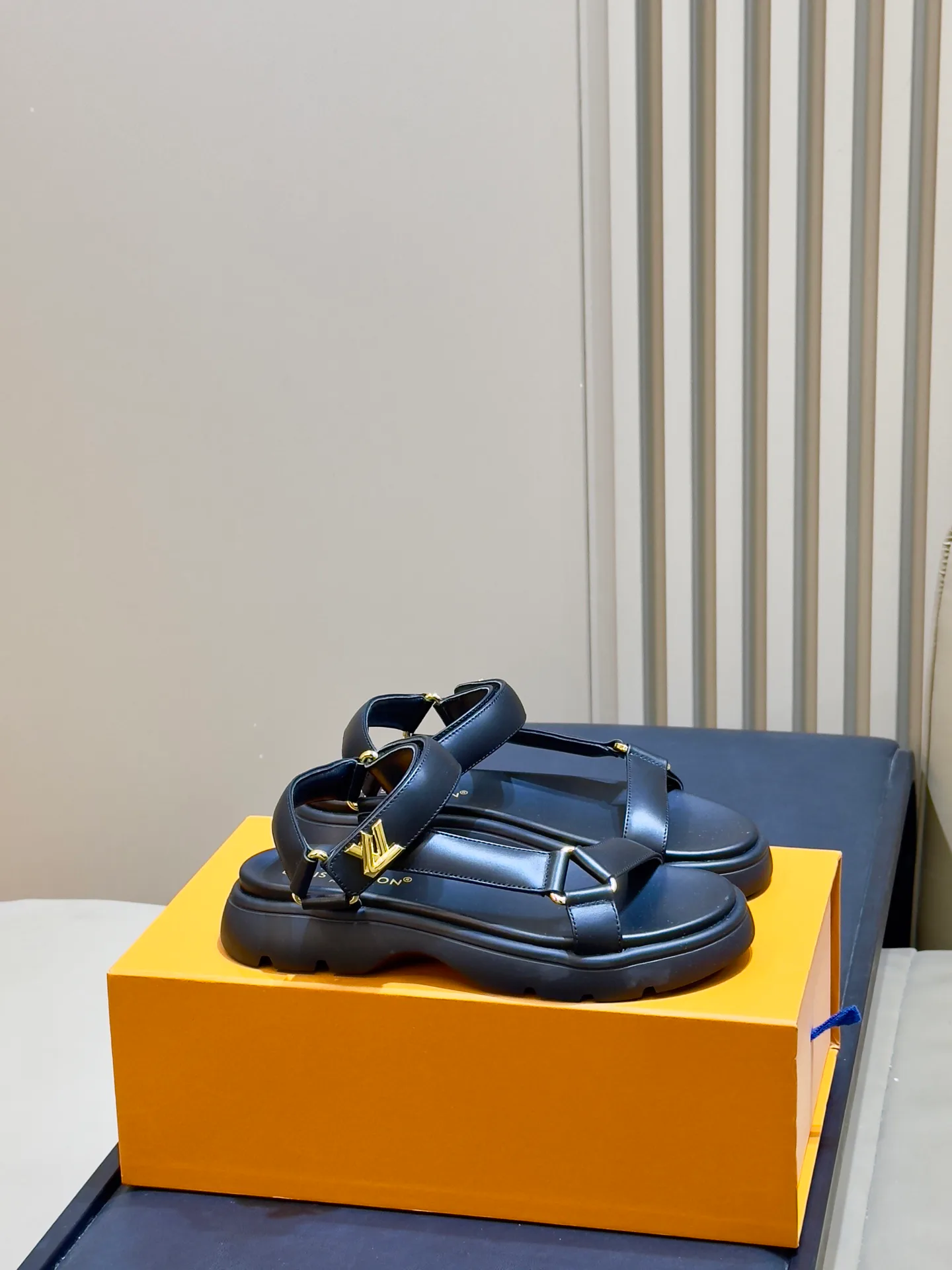 Women's Open-Toe Sandals LOUIS VUITTON 18073537