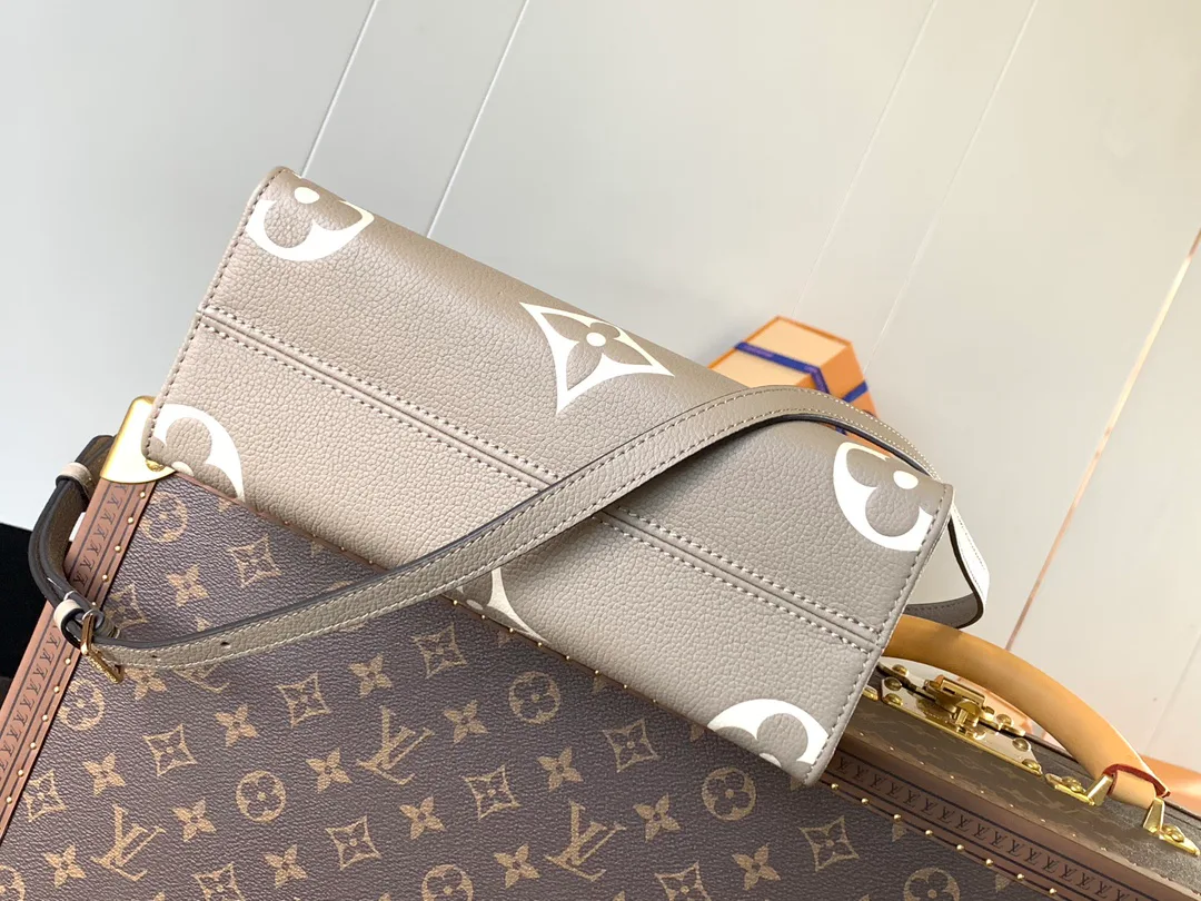 Women's Classic Handbags LOUIS VUITTON 18148123