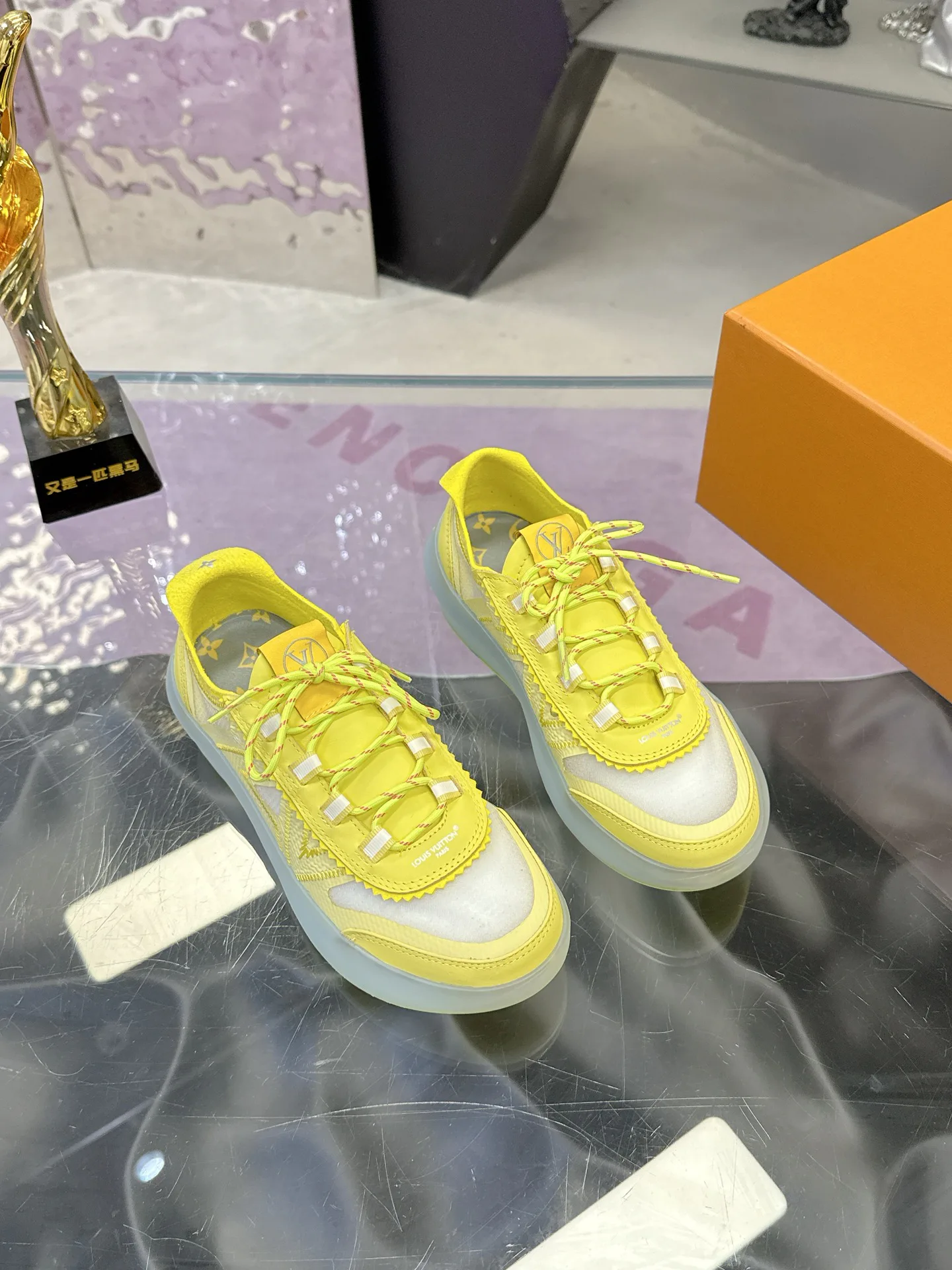 Women's Sneakers LOUIS VUITTON 17368530