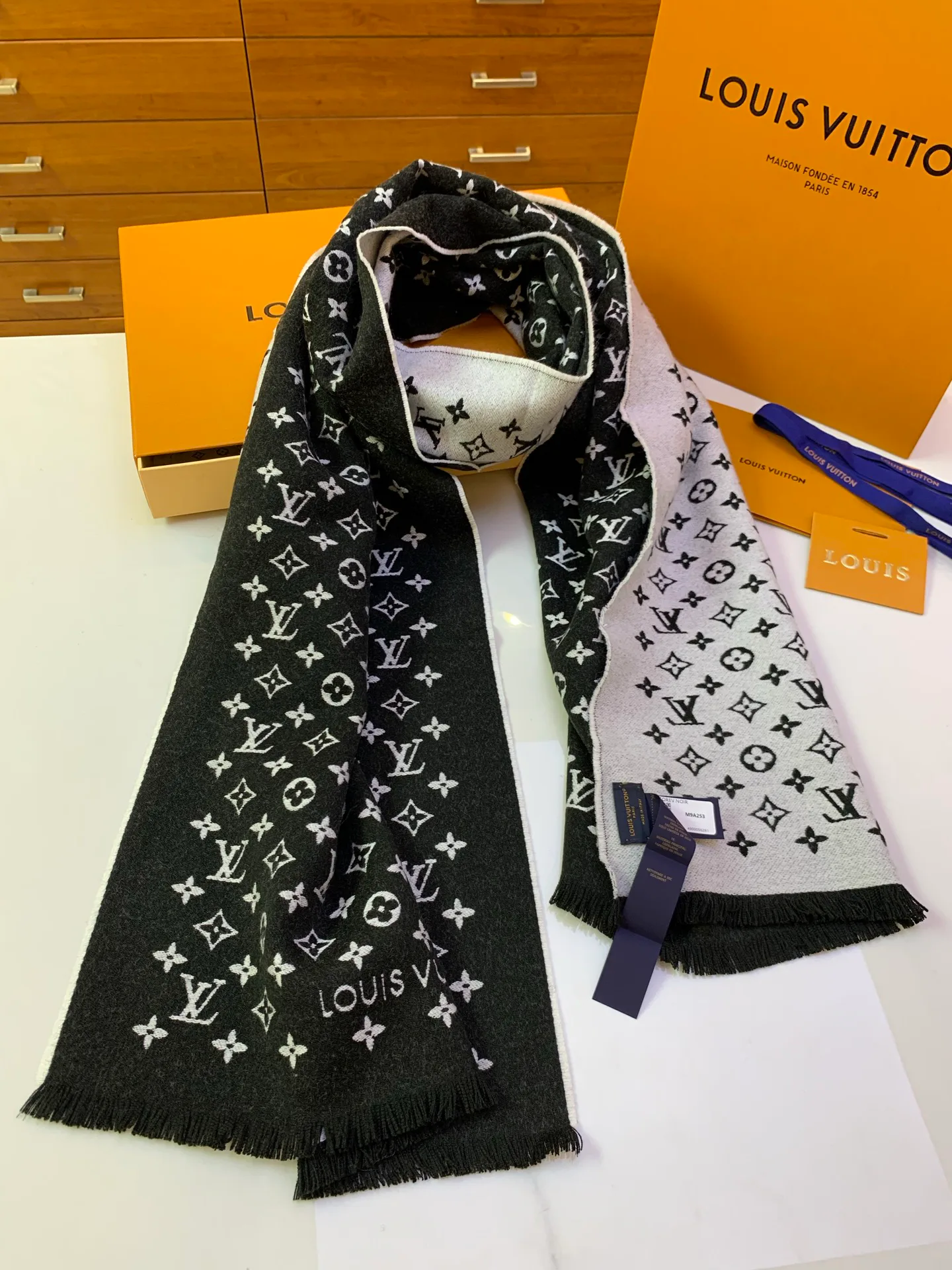 Scarves LOUIS VUITTON 18535869