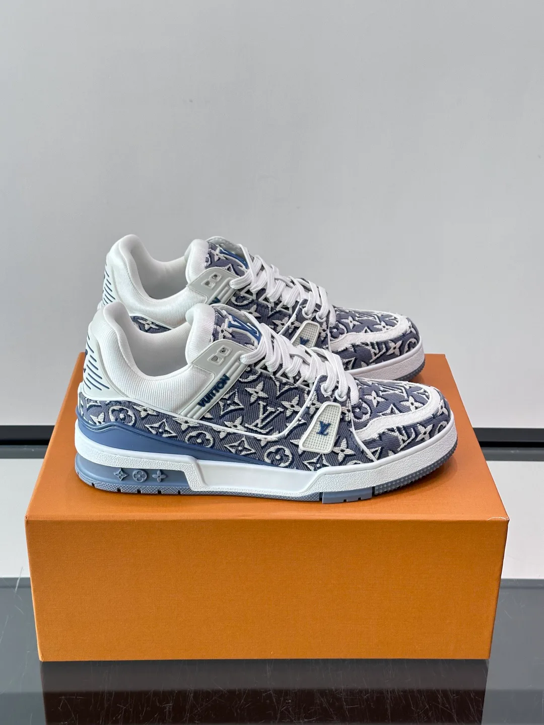 Women's Sneakers LOUIS VUITTON 18039738