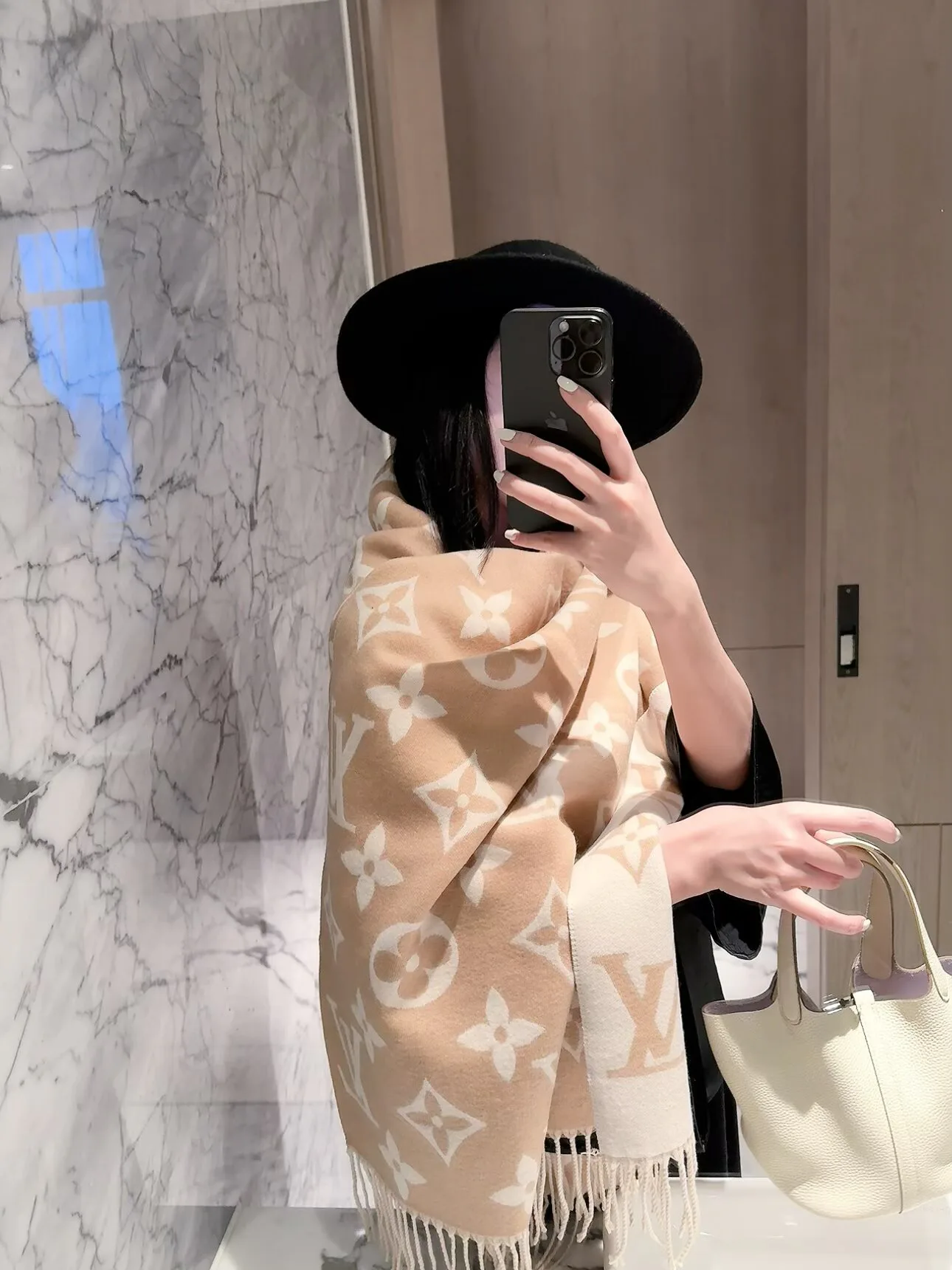 Scarves LOUIS VUITTON 18322510
