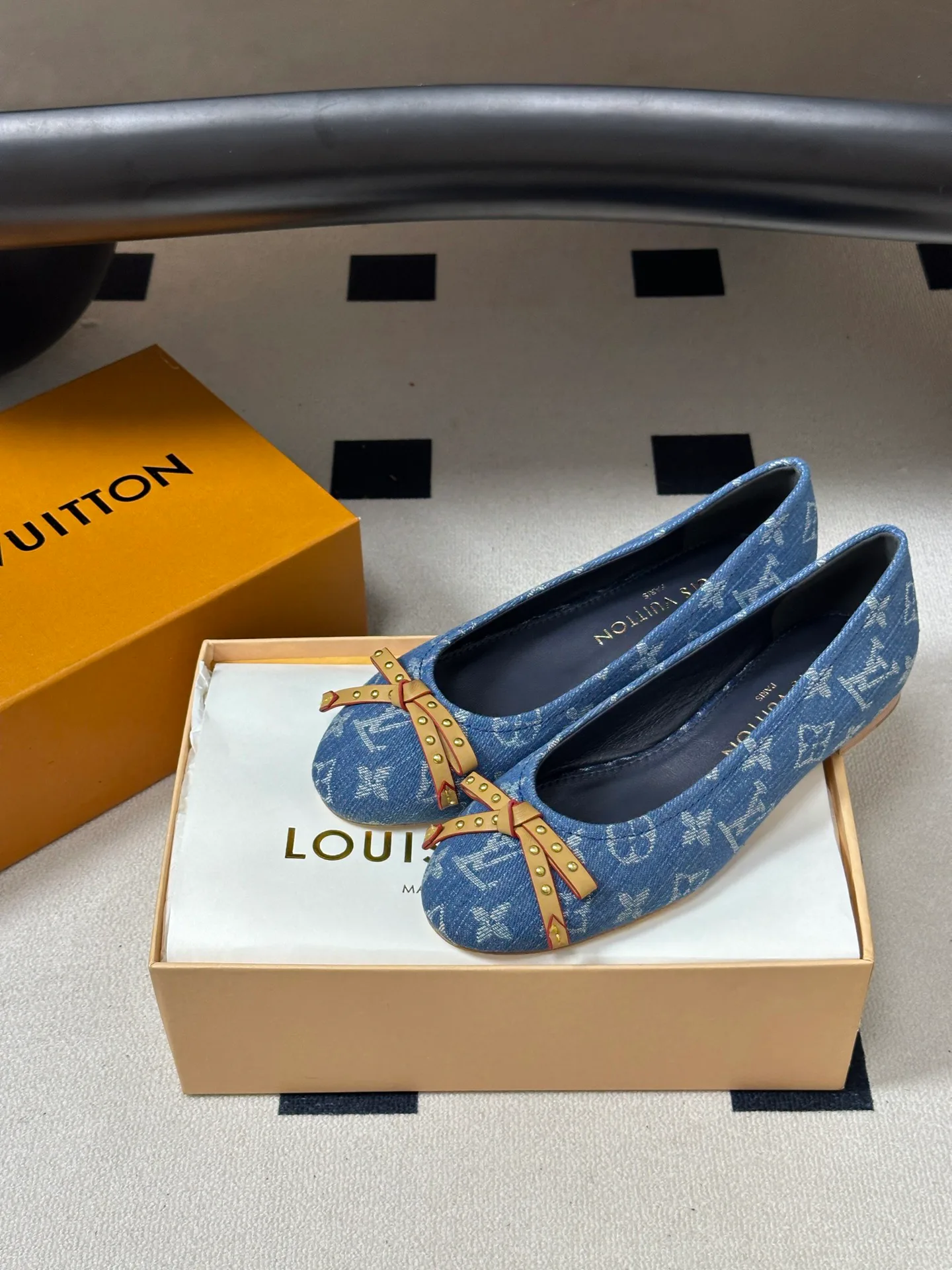 Women's Ballet Flats LOUIS VUITTON 18049411