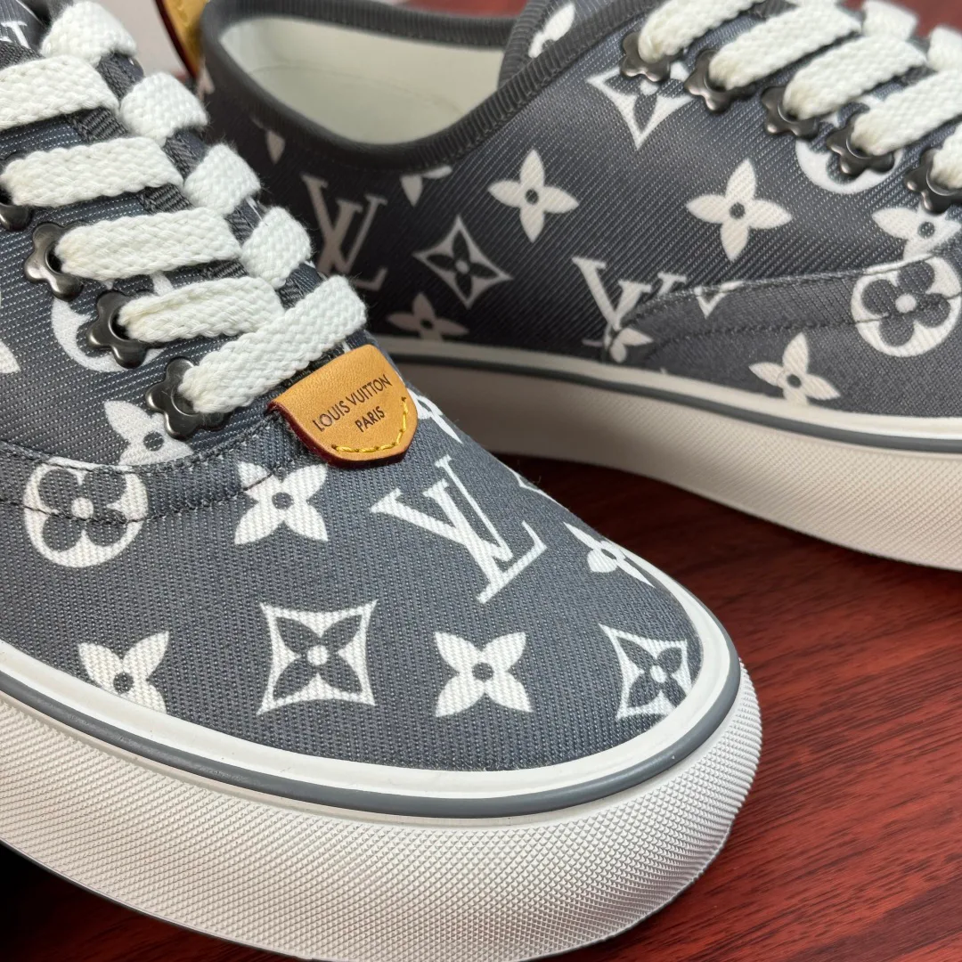 Men's Sneakers LOUIS VUITTON 18100537