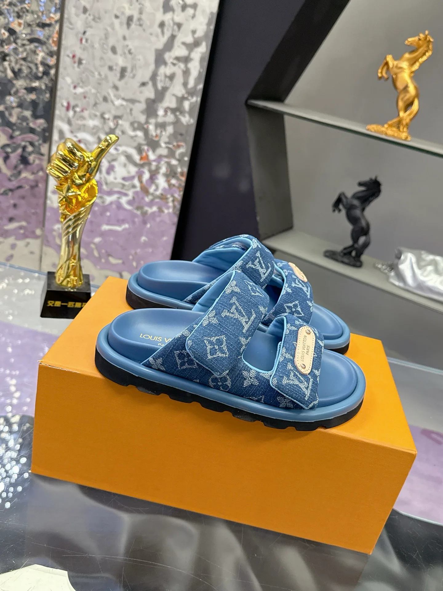 Women's Flip-Flops LOUIS VUITTON 17530463