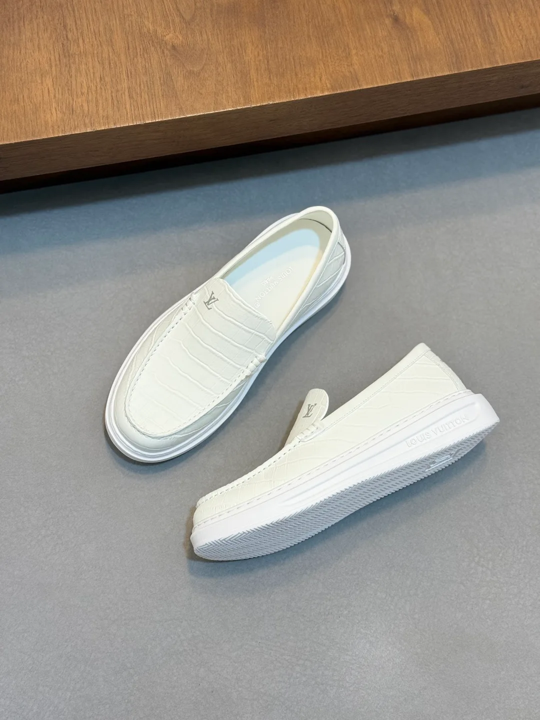 Men's Sneakers LOUIS VUITTON 18548649