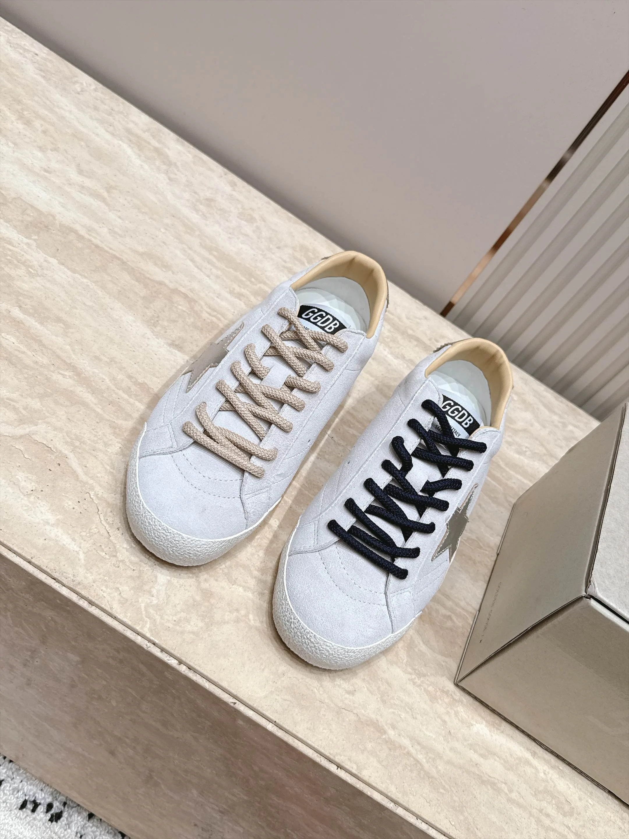 Women's Sneakers GOLDEN GOOSE 18420763