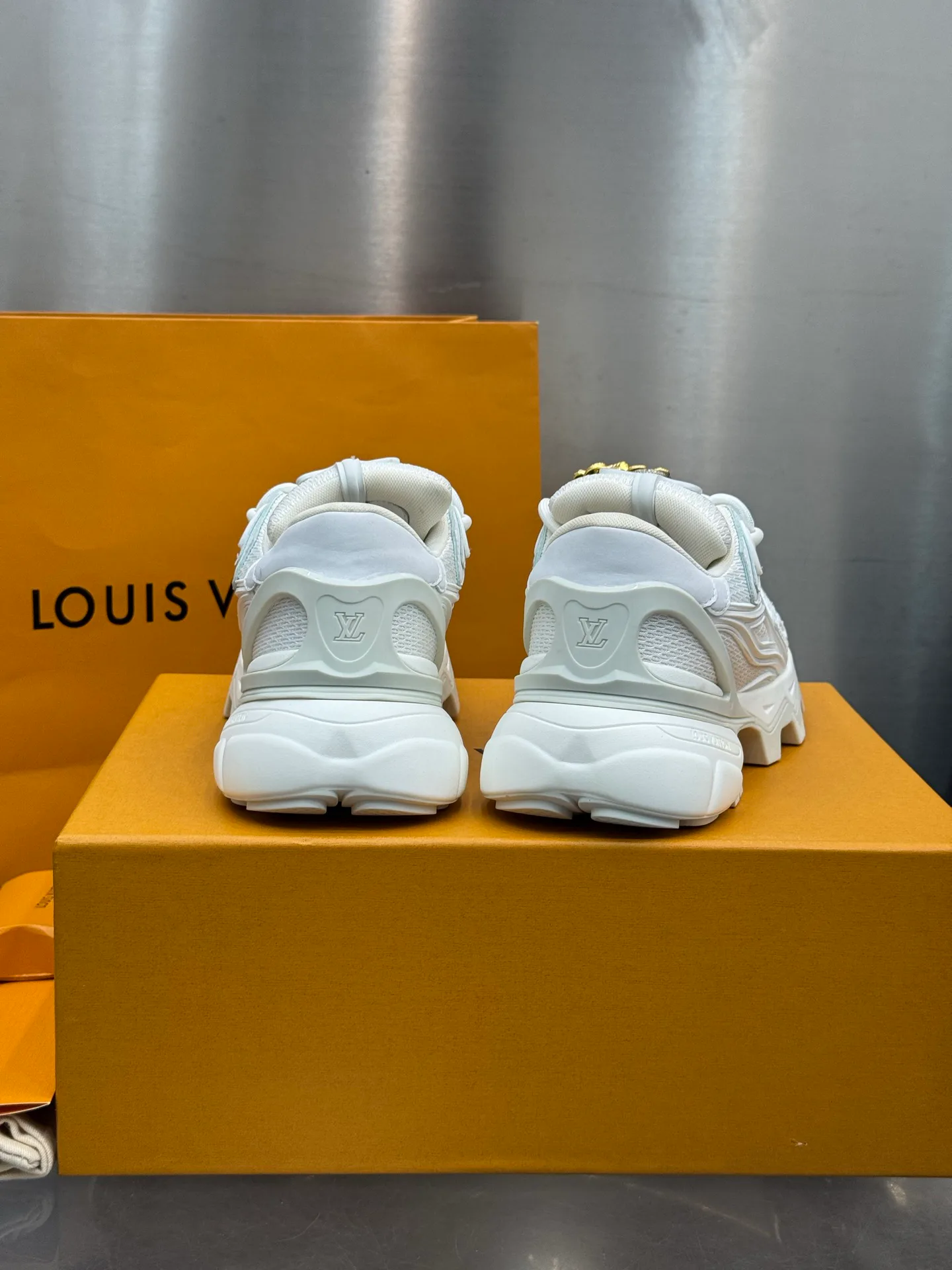 Women's Sneakers LOUIS VUITTON 18202601