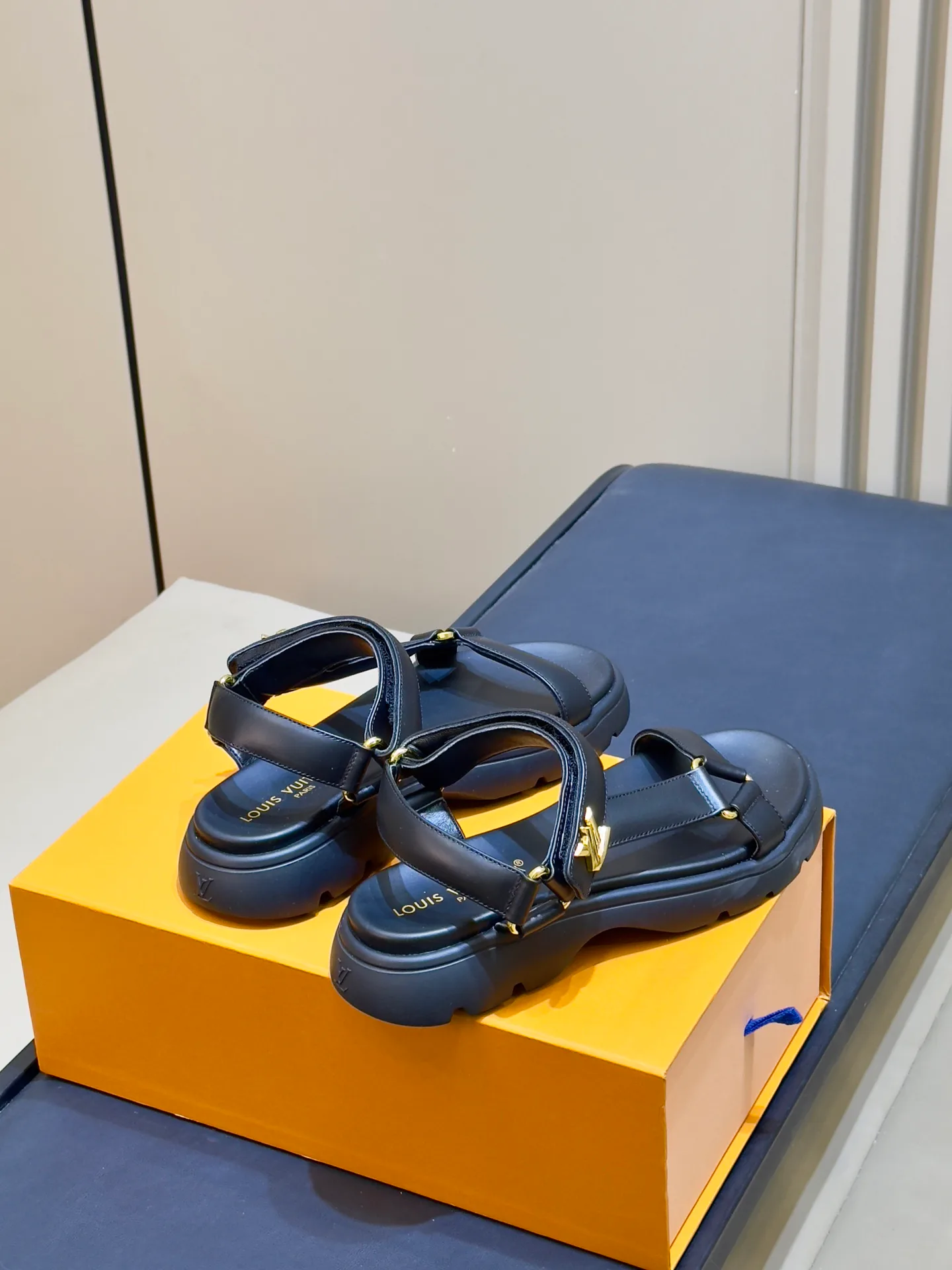 Women's Open-Toe Sandals LOUIS VUITTON 18073537