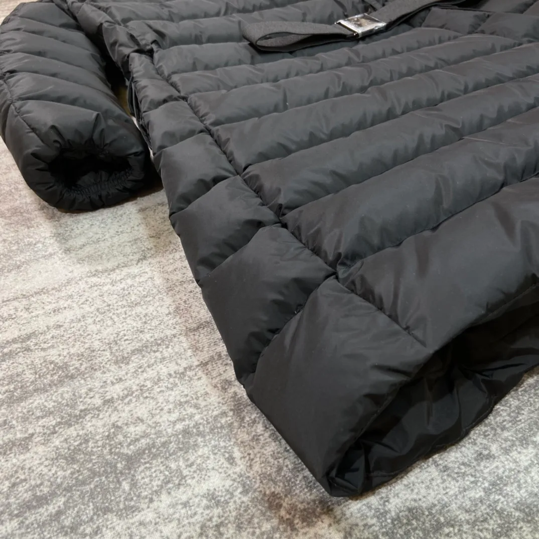 Women's Jackets And Down Jackets MONCLER 18205317