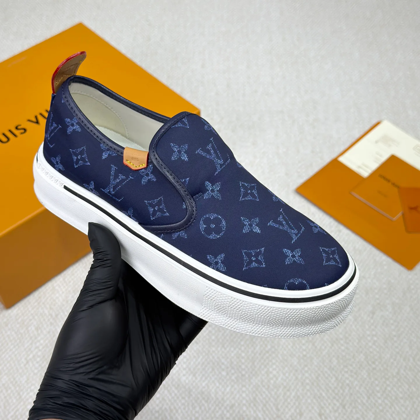 Men's Sneakers LOUIS VUITTON 18365135