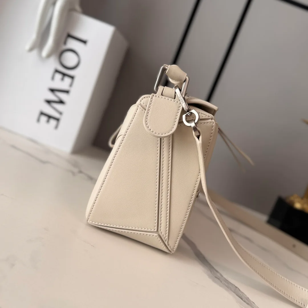 Women's Classic Handbags LOEWE 18004238