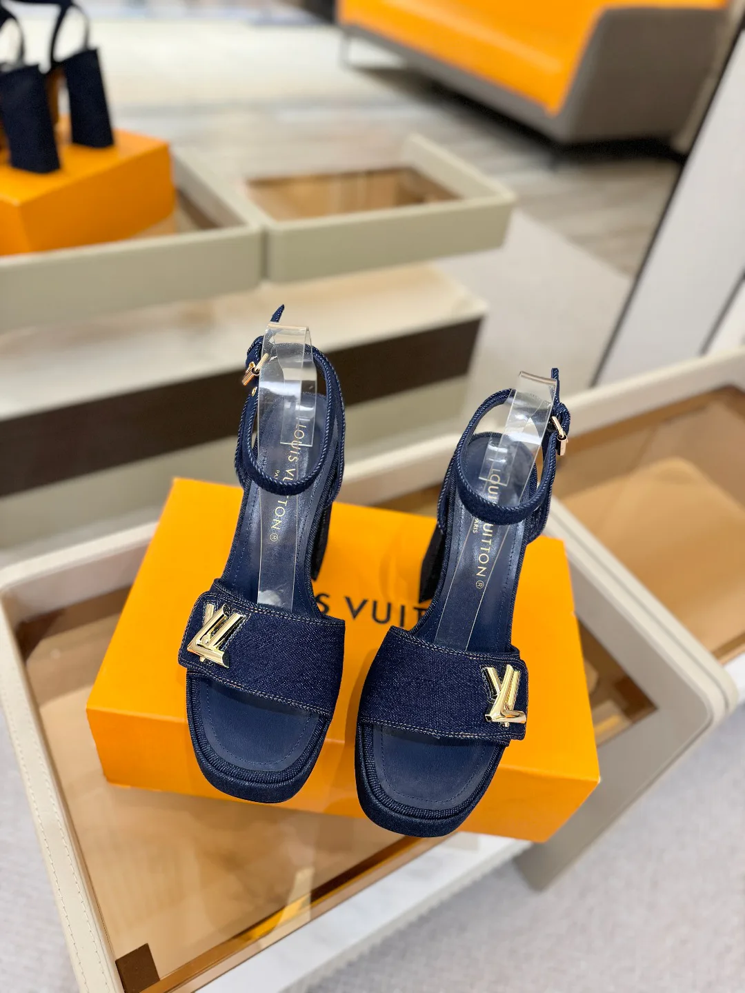 Women's Open-Toe Sandals LOUIS VUITTON 17946845