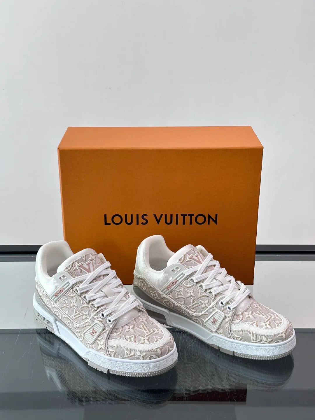 Women's Sneakers LOUIS VUITTON 18039739