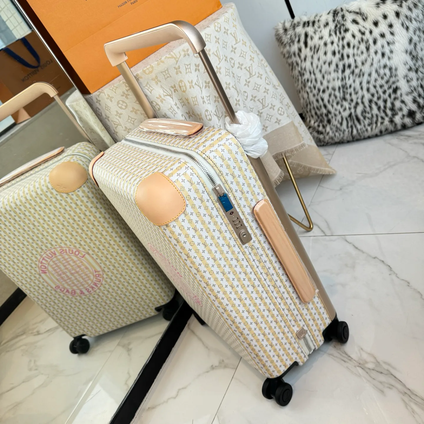 Suitcases LOUIS VUITTON 17675230