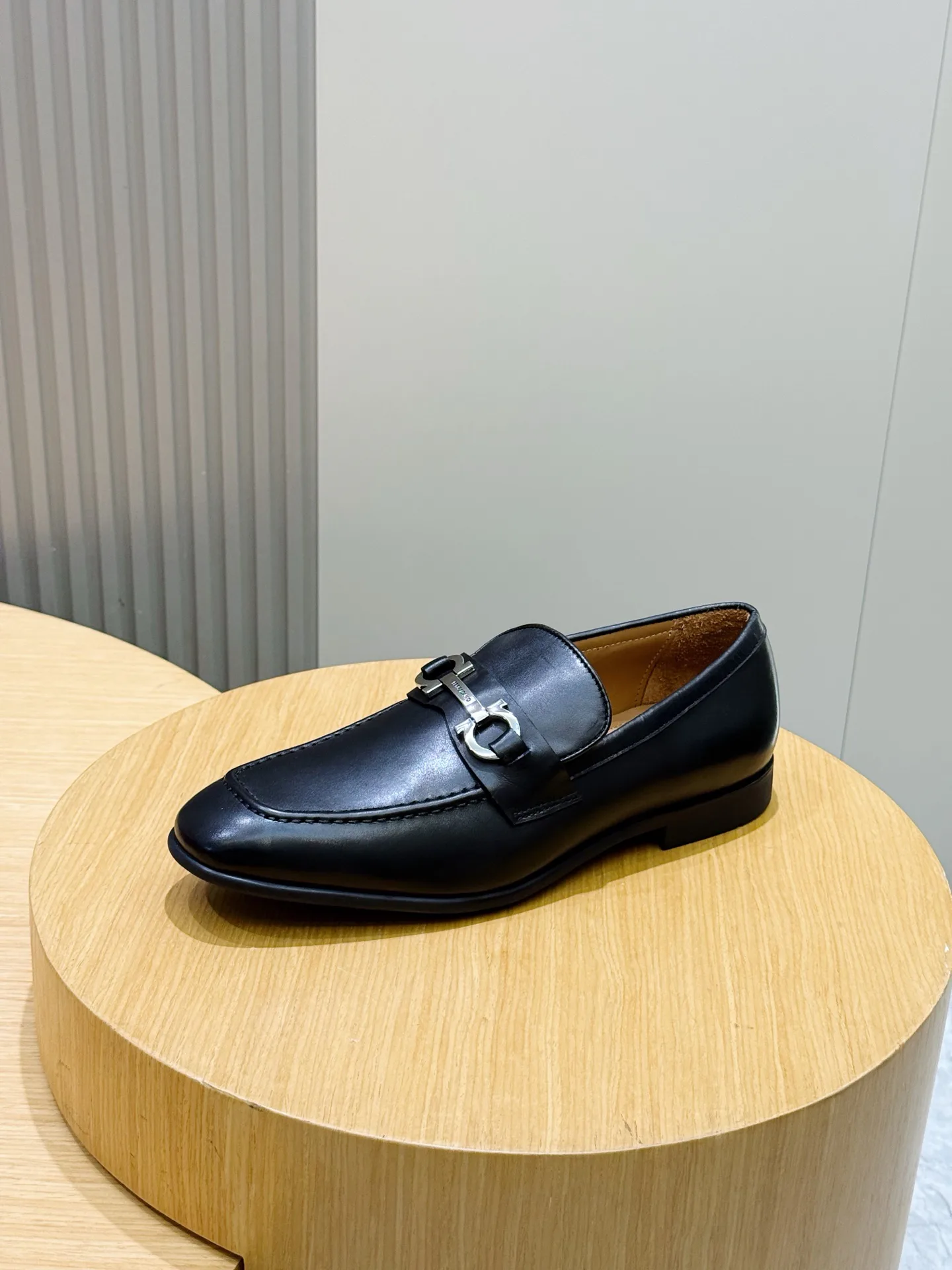 Men's Loafers And Dress Shoes SALVATORE FERRAGAMO 18101482