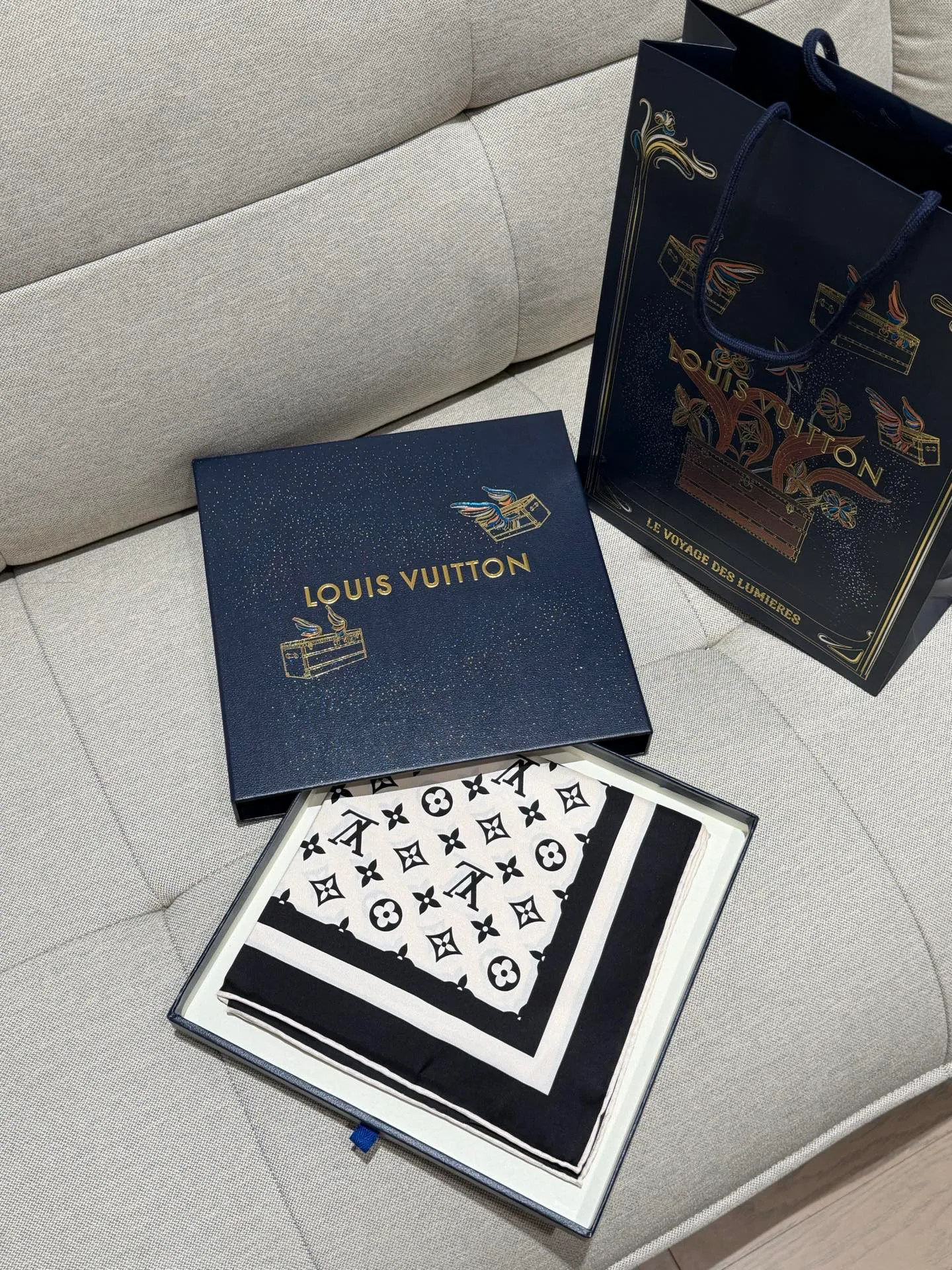 Silk Scarves LOUIS VUITTON 17991404