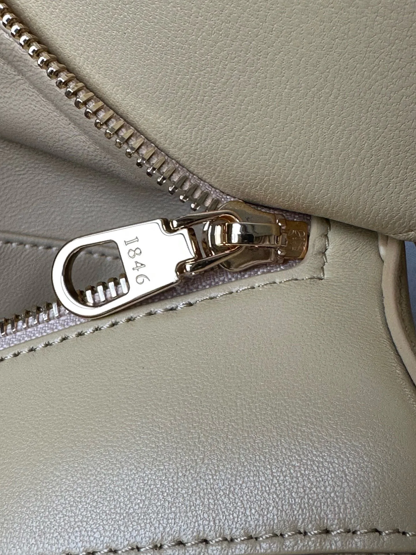 Women's Classic Handbags LOEWE 18434826