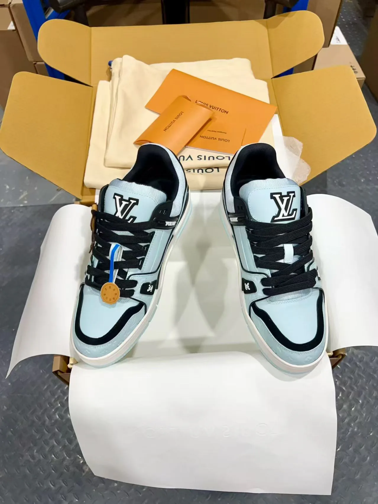 Men's Sneakers LOUIS VUITTON 18170757