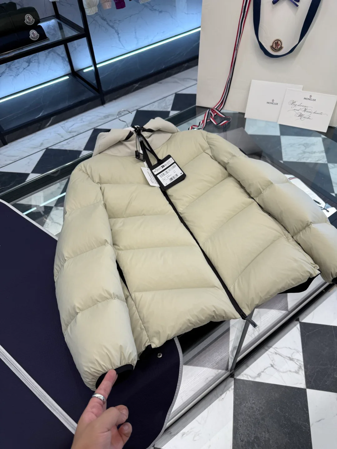 Women's Jackets And Down Jackets MONCLER 17864057