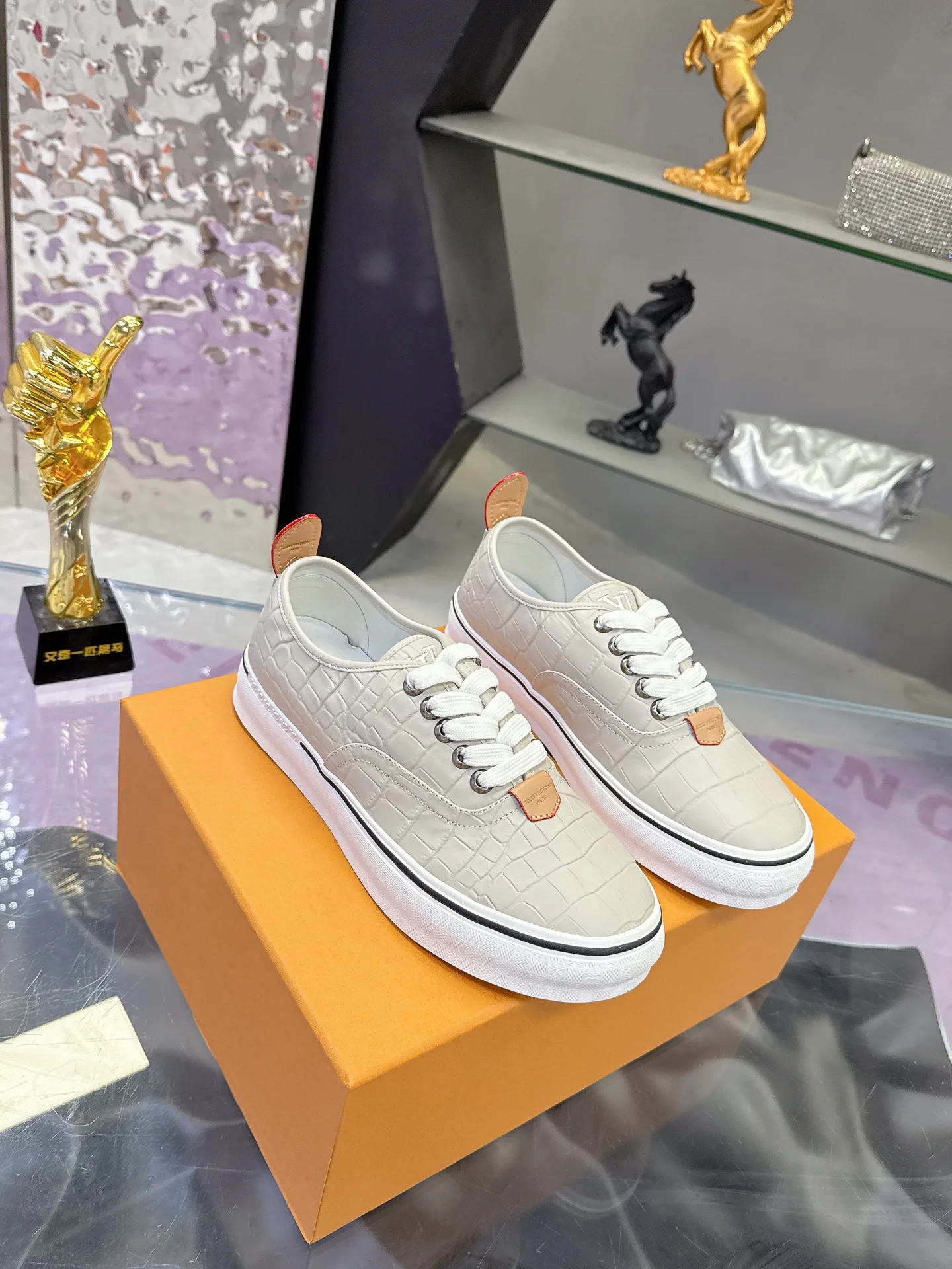 Men's Sneakers LOUIS VUITTON 17930914