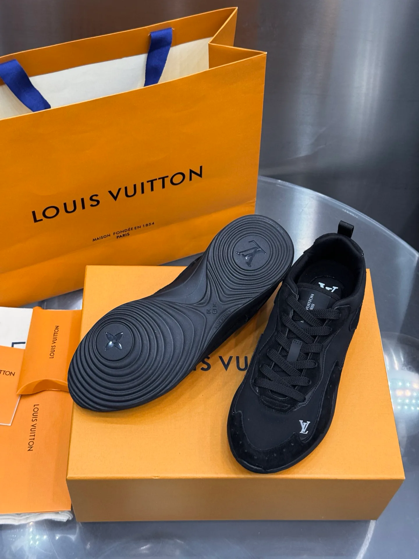 Men's Sneakers LOUIS VUITTON 18202637