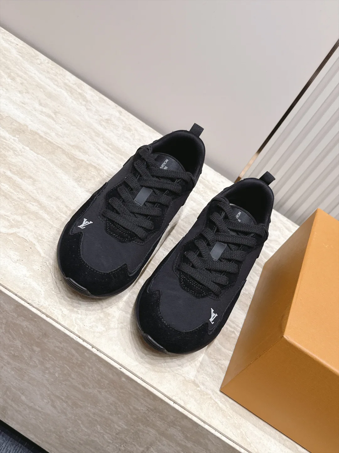 Men's Sneakers LOUIS VUITTON 17946647
