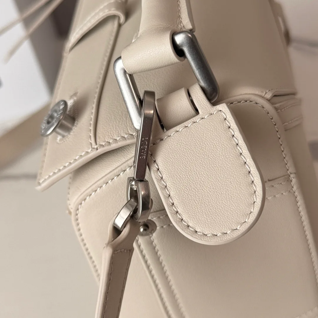 Women's Classic Handbags LOEWE 18004238