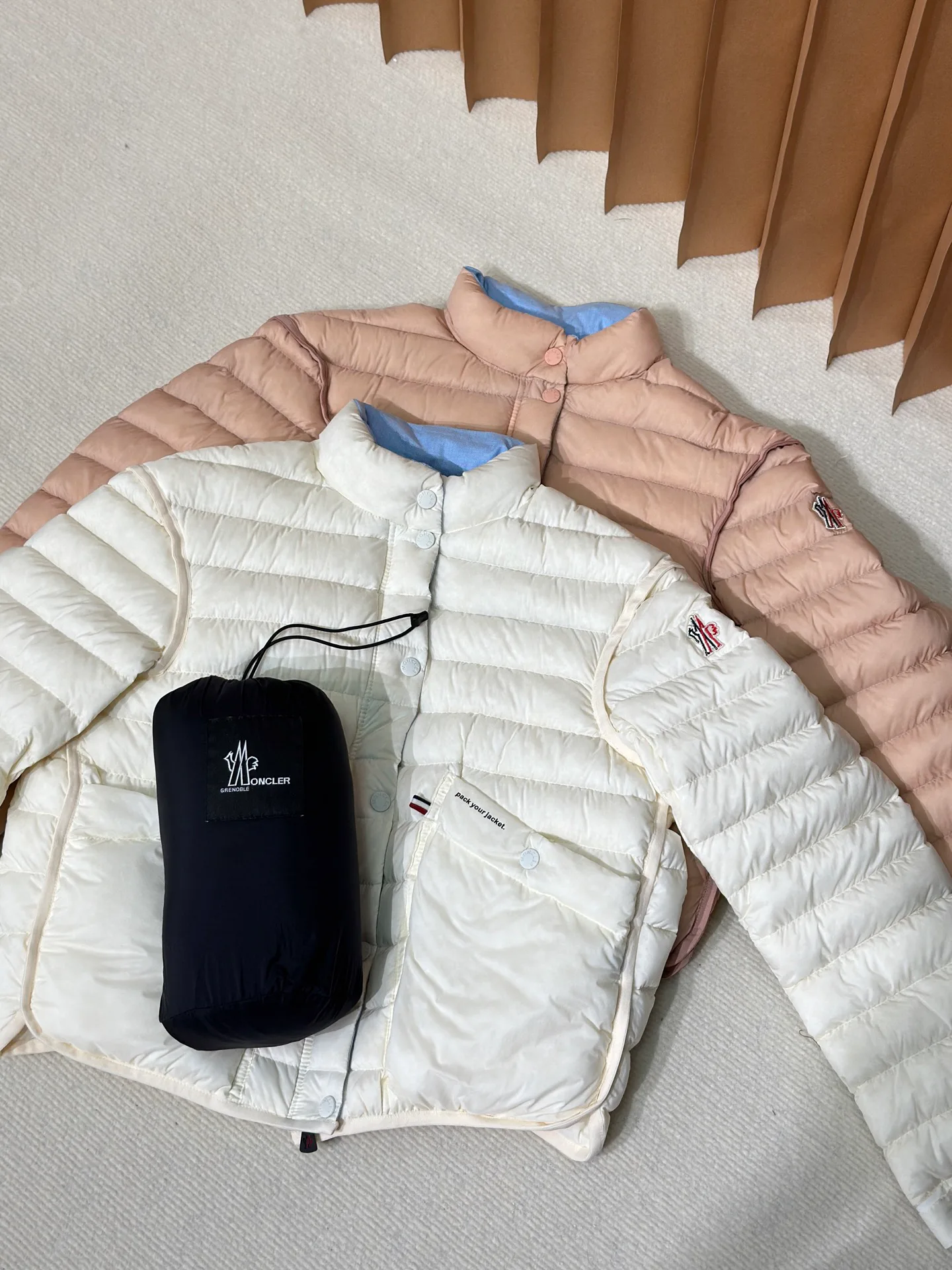 Women's Jackets And Down Jackets MONCLER 17899294
