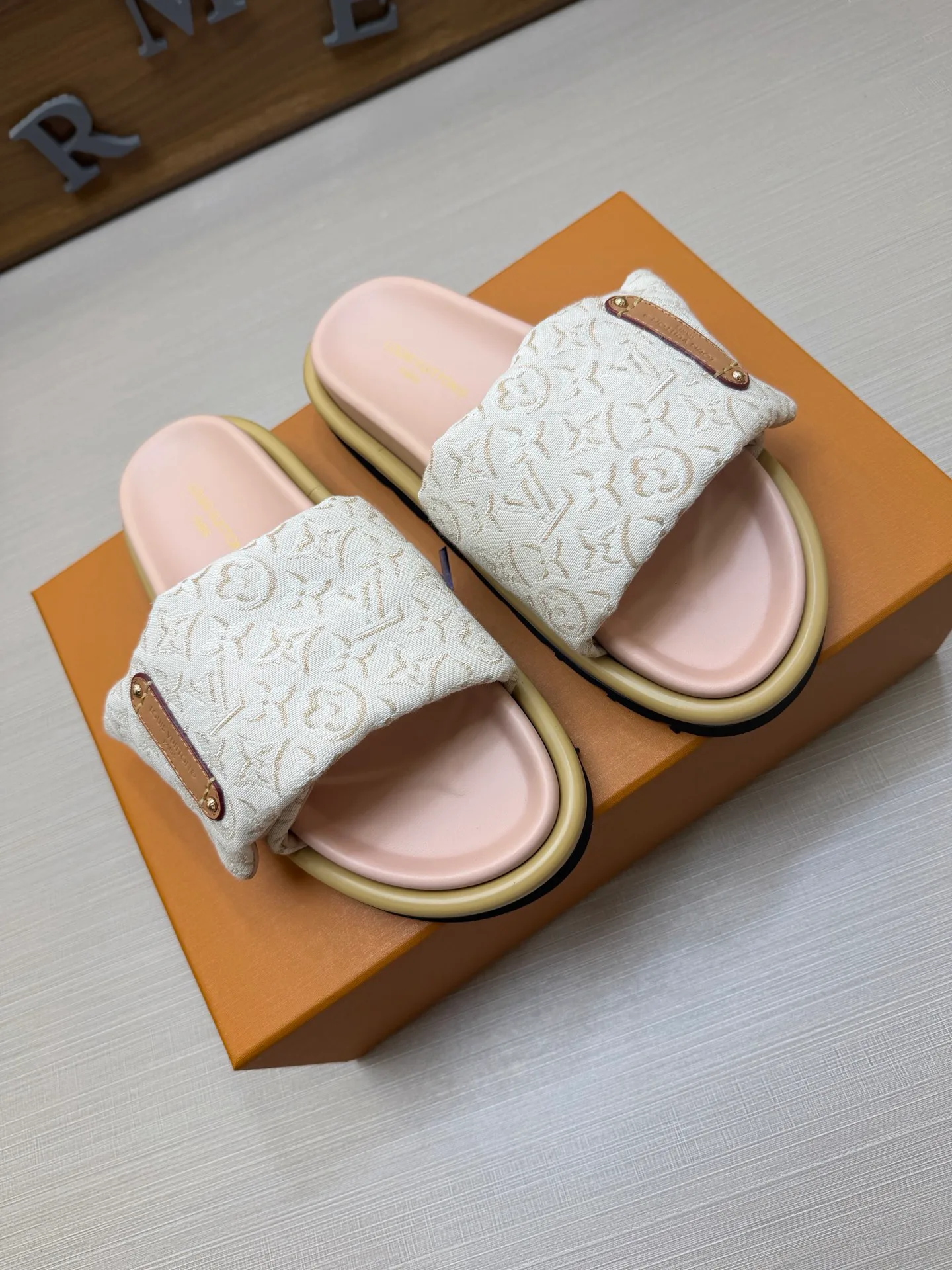 Women's Flip-Flops LOUIS VUITTON 18011827