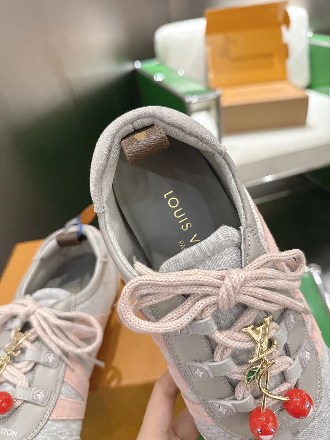 Women's Sneakers LOUIS VUITTON 17699121