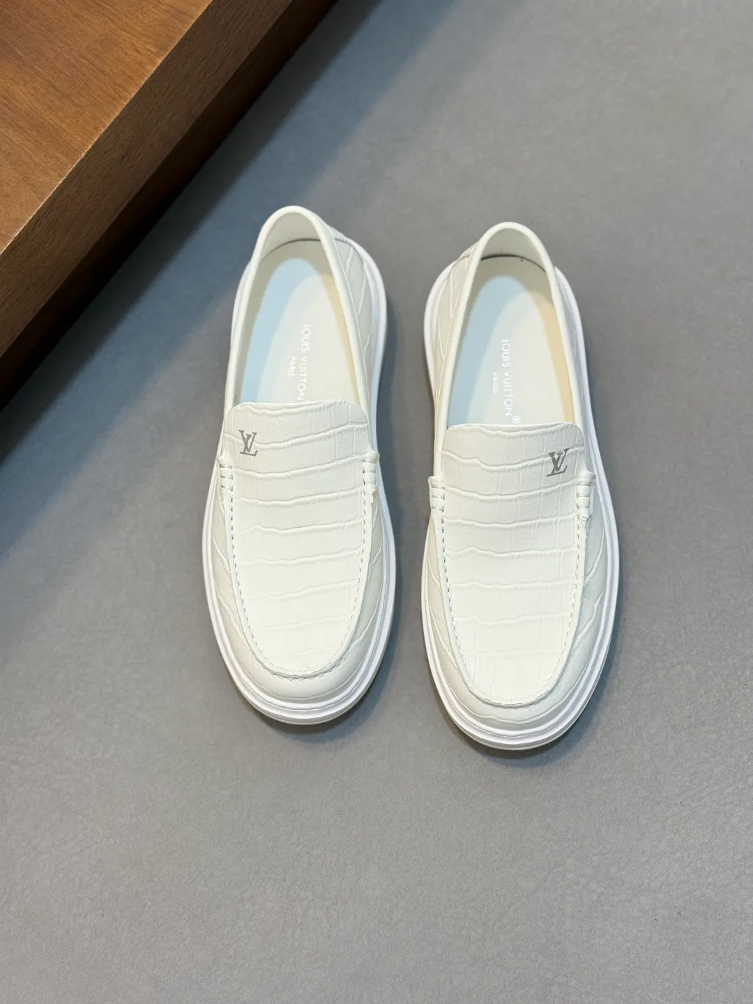 Men's Sneakers LOUIS VUITTON 18548649