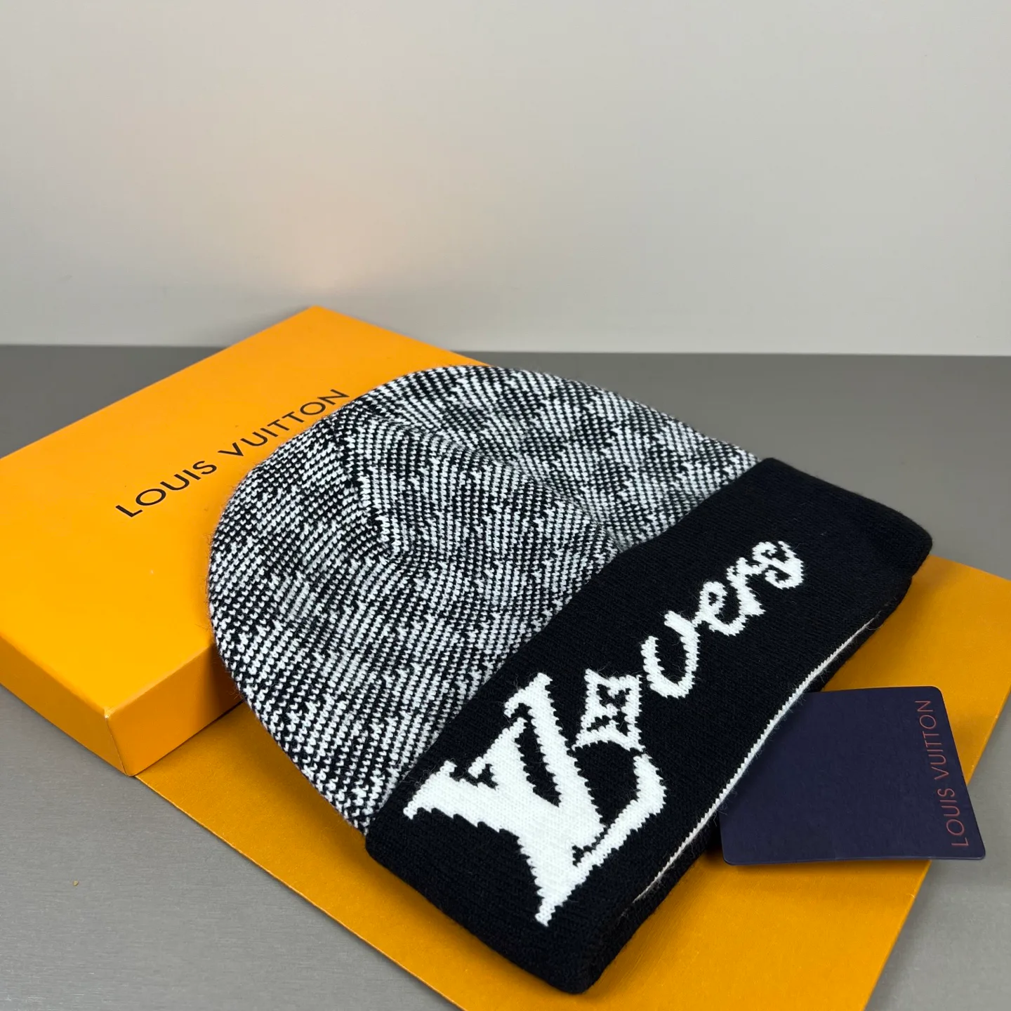 Hats LOUIS VUITTON 18105732