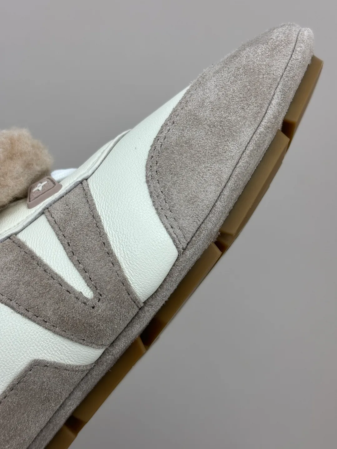 Women's Sneakers LOUIS VUITTON 18006205