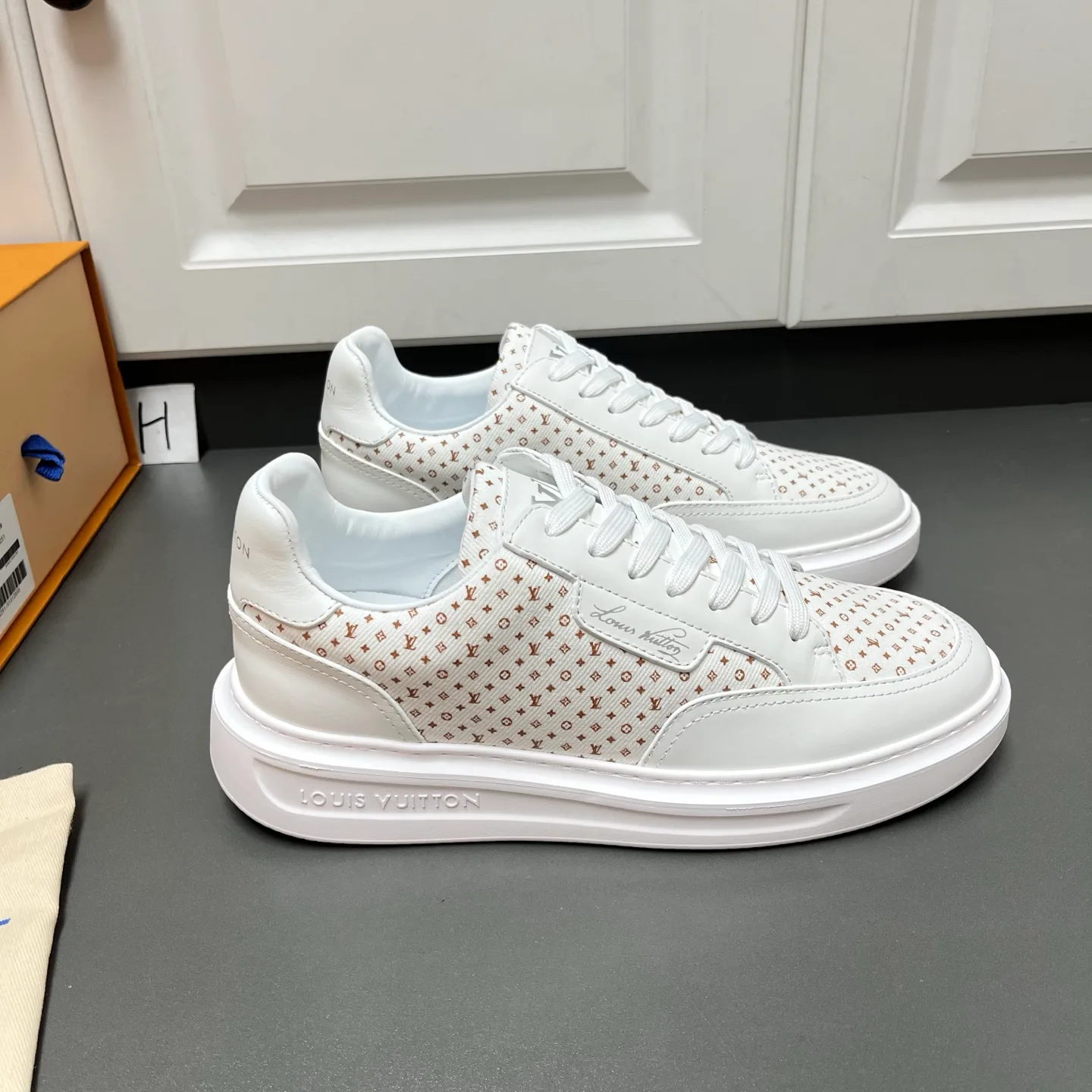 Men's Sneakers LOUIS VUITTON 18500178