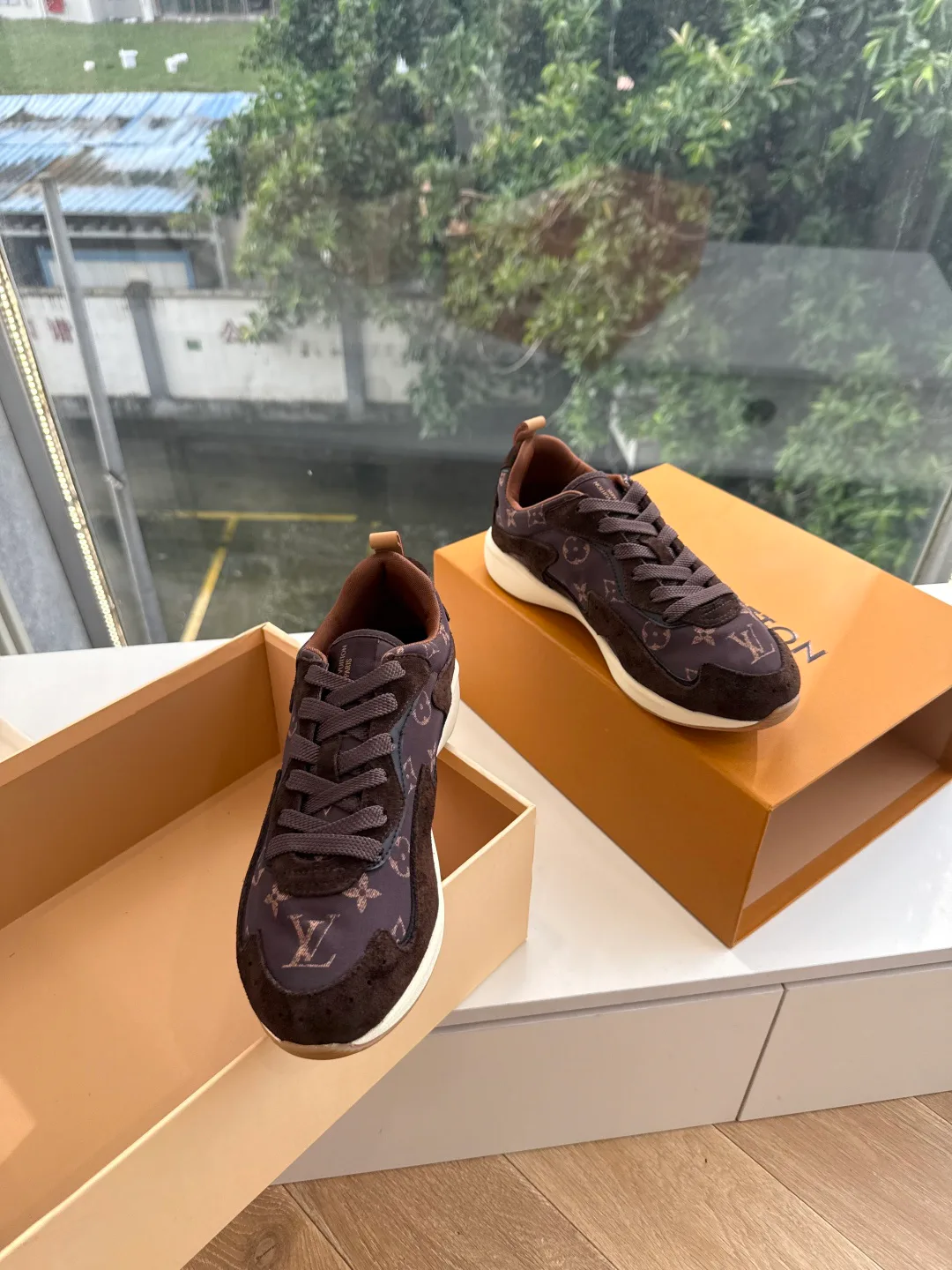 Women's Sneakers LOUIS VUITTON 18053497