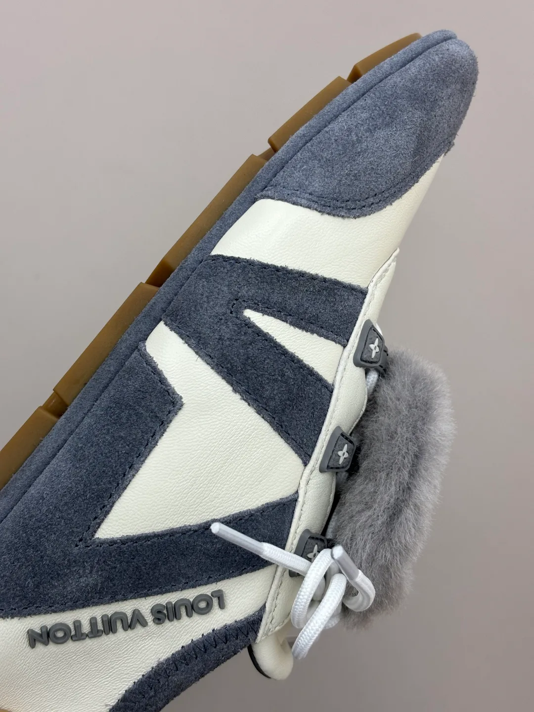 Women's Sneakers LOUIS VUITTON 18006202